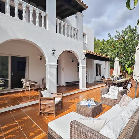 Mercedes Villa Santa Eulária des Riu