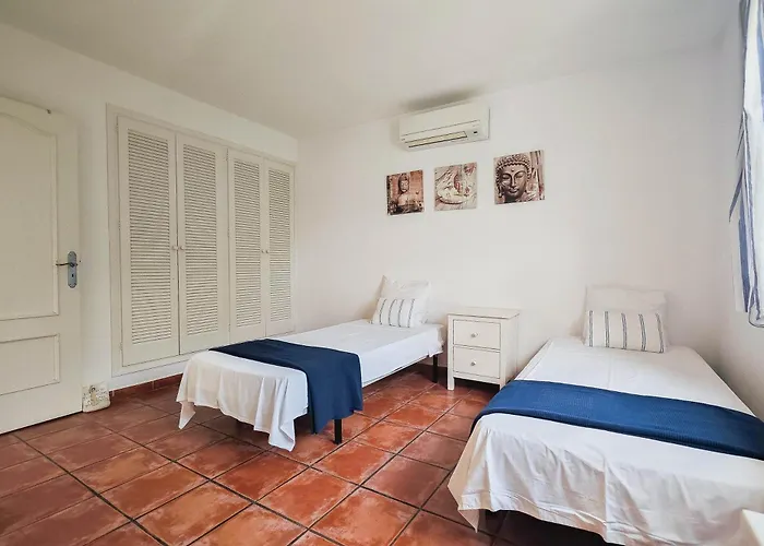 Mercedes Villa Santa Eulária des Riu