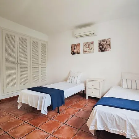 Mercedes Villa Santa Eularia des Riu